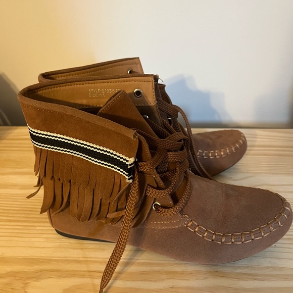 Moccasin Boots size 8.5 - Picture 4 of 7